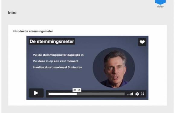 Screenshot van de Stemmingsmeter van NewHealth. Psycholoog Frank Koster geeft uitleg in videovorm.